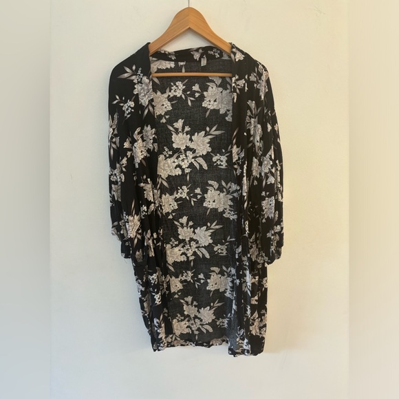 Spiritual Gangster Black & White Floral Maya Kimono, One Size Lightweight/flowy - Picture 5 of 9